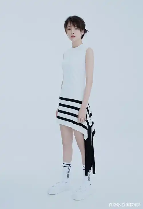 说诸葛大力身材不好?当看她穿5厘米半裙秀腿时,哪个男人配得上