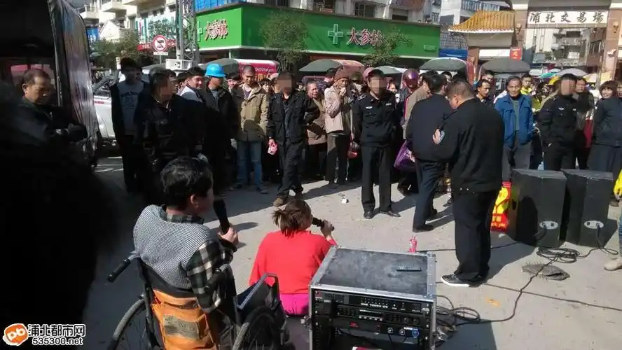 浦北一对残疾夫妻街头卖艺众人围观堵塞街道,城管劝退