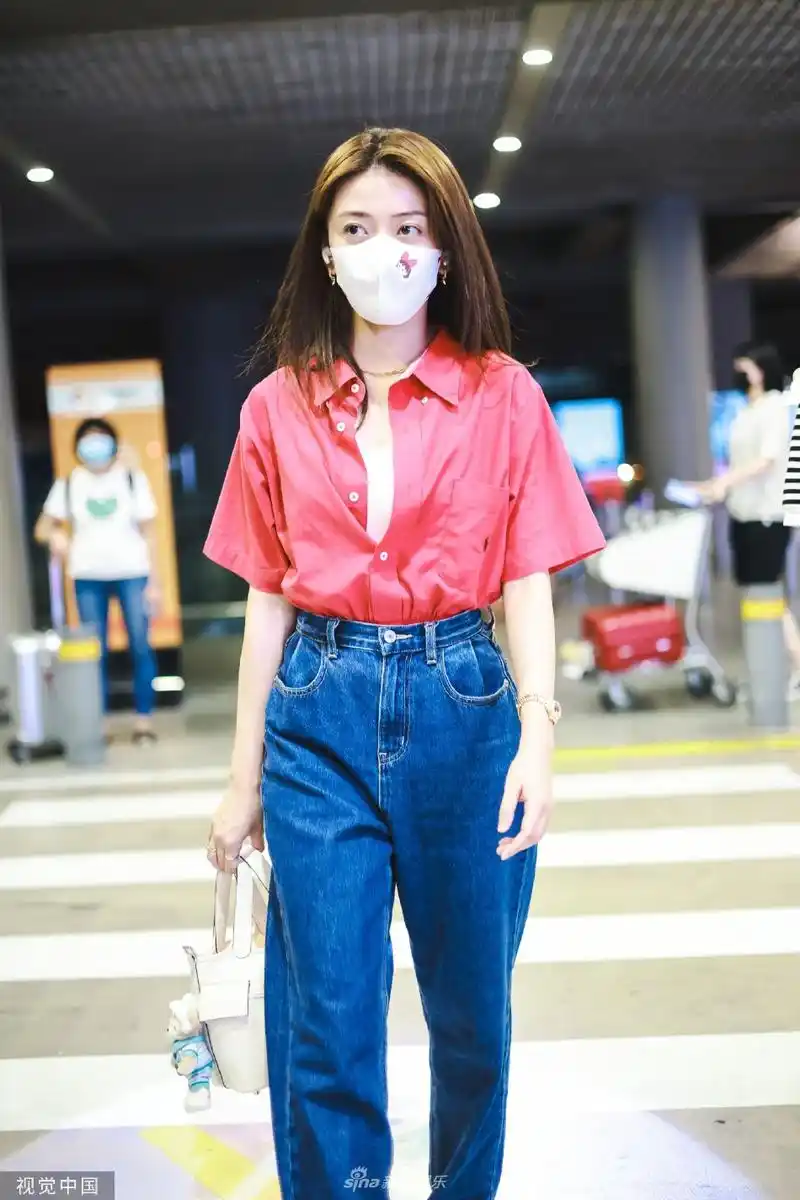 组图:梁洁长发披肩温婉大方 红色衬衫搭牛仔裤摩登亮眼