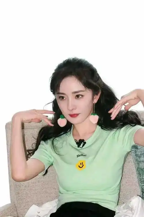 杨幂的身材真是不让人失望一身蓝色泳装其凹凸有致身材真棒