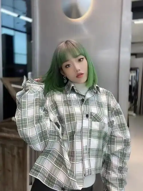 显白灰绿色发色夏季的时尚