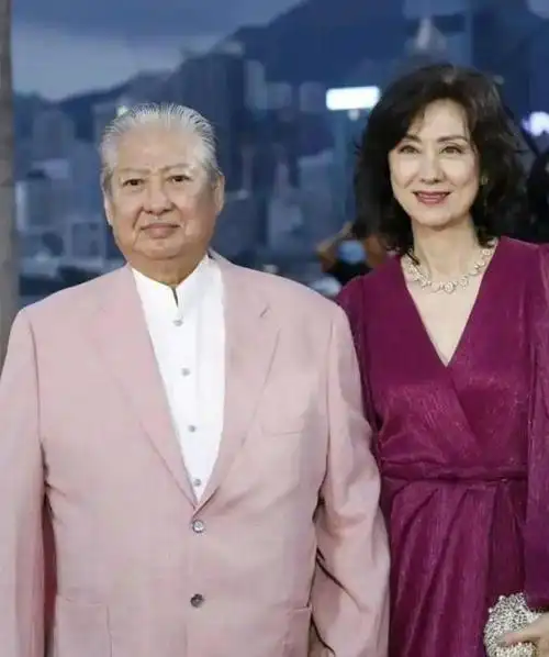 但特写镜头里的他眼角皱纹明显,天王也老了.