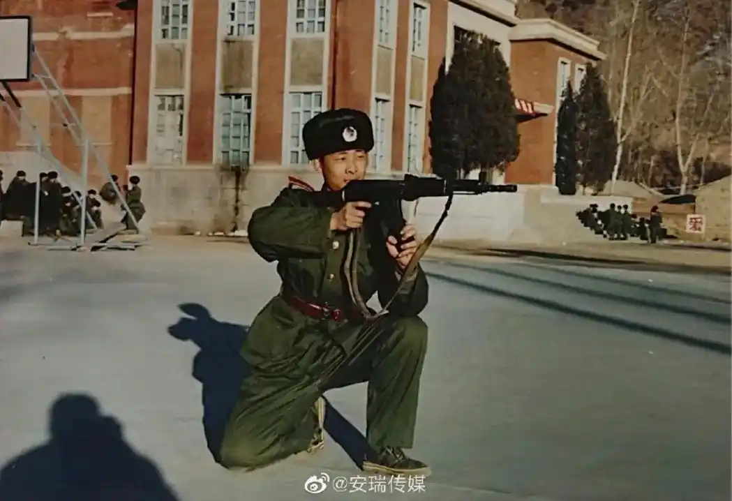 张译军装.#张译 #张译把制服焊在身上吧 #张译新闻联播 # - 抖音