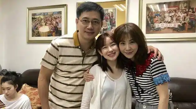 外来媳妇本地郎中康枝子扮演者何文茵她与康祈耀父女缘已尽