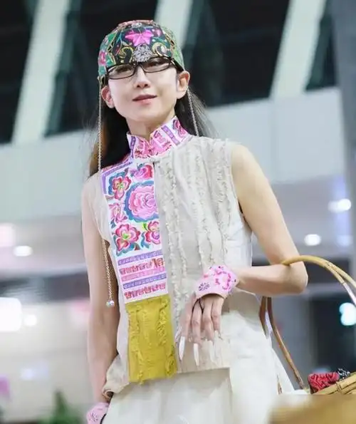 而有人就发现,除了跳舞的时候,在生活上杨丽萍常年都会戴着一顶帽子