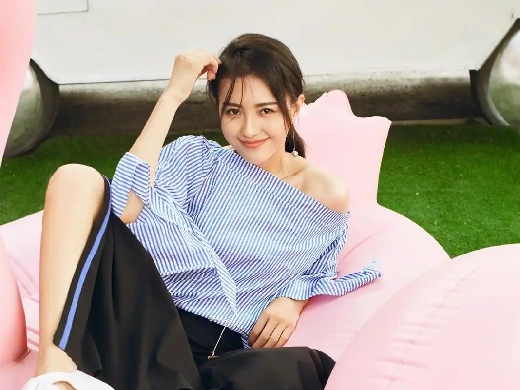 性感辣妈包文婧时尚写真高清桌面壁纸