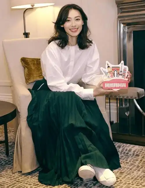 梁洛施真变了不少,有了当妈的稳重感,蓝裙配西装看着挺显年龄的