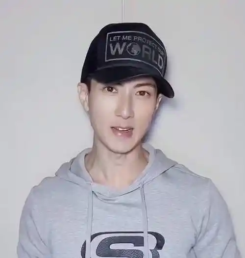 42岁吴尊痴迷肌肉越练越壮8岁儿子max和老爸共享一张脸