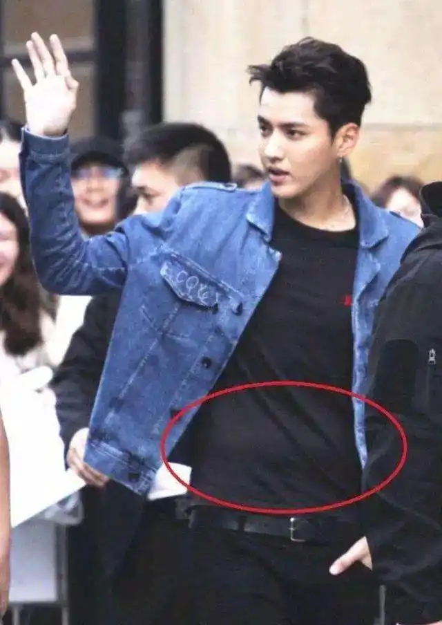 在剧里腹部微凸的林更新.还有一不小心喜提中年将军肚的李易峰.