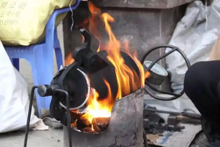 凳子,一个鼓风机,一个小火炉,再加上一个葫芦形的黑不溜秋的炸米花机