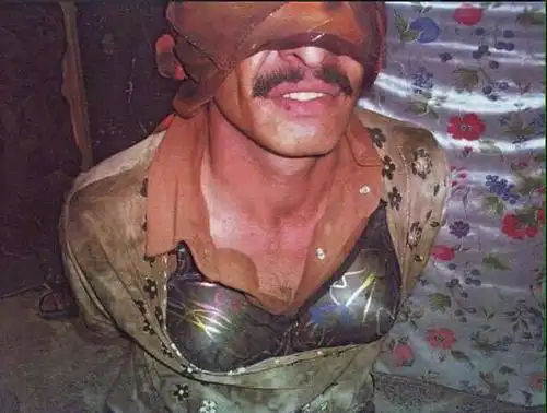 数名is恐怖分子化妆成女性逃跑被抓