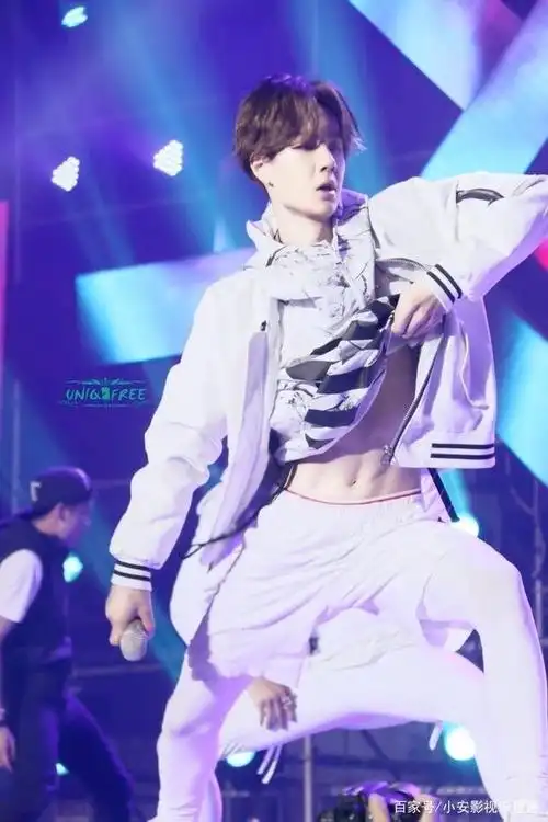 舞台王者王一博的腹肌,谁看了不说一声好绝