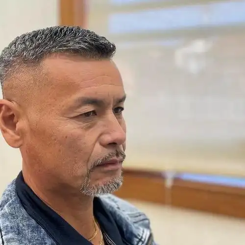 两侧铲短发型真帅气,不论胖瘦都适合,白发大叔剪完大不一样|寸头|时尚