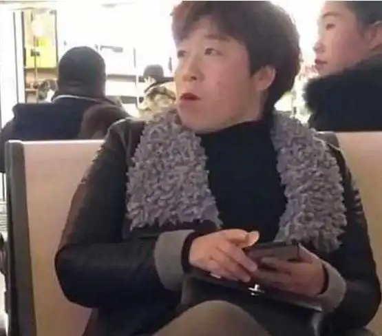 大姐"撞脸"黄渤走红,抿嘴动作百分百神似