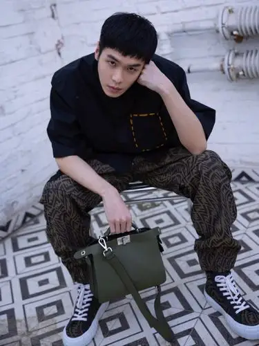 张若昀最新壁纸这个发型真的真的真的好适合他有种飒飒的感觉