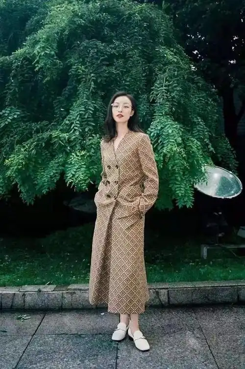 倪妮穿近3万块大衣上春晚衬出长腿高级感讲真这搭配太美了