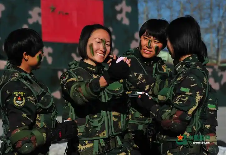 训练展开前,大家照着镜子相互化迷彩妆,女生嘛,啥时候改不了"臭美"的