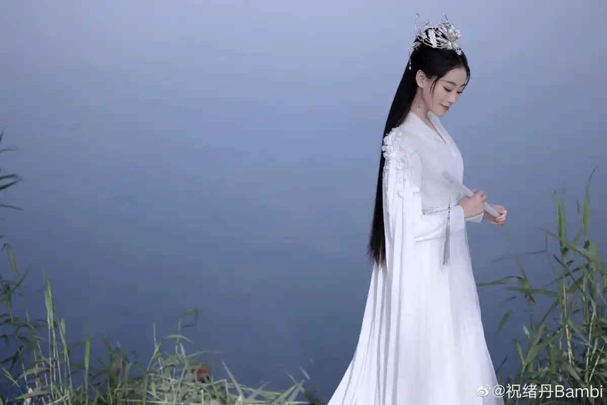 祝绪丹《遇龙》流萤转世"轻烟"白衣古装性感写真