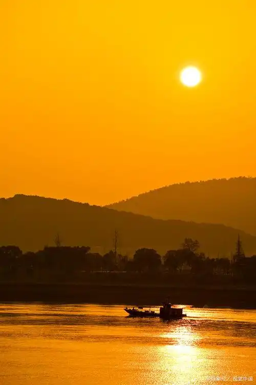 在这篇散文中,我将分享我在长沙的真实经历,介绍这