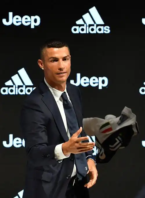 c罗加盟尤文图斯展示并身披7号战衣加油!新征程