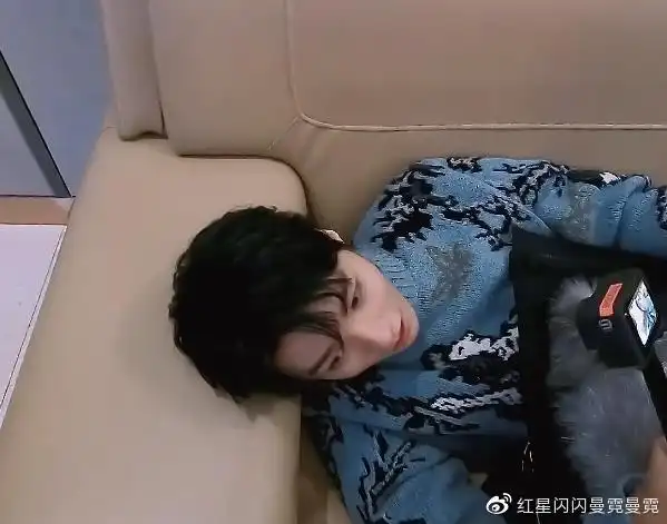 王俊凯瘫沙发上被拍看到他平躺状态下的鼻子整没整容一目了然