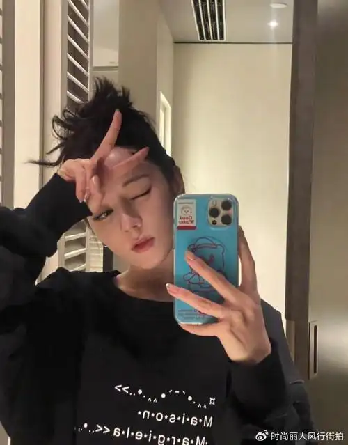 顶流花迪丽热巴晒对镜自拍!穿黑色卫衣肤白如雪,在家也化全妆?