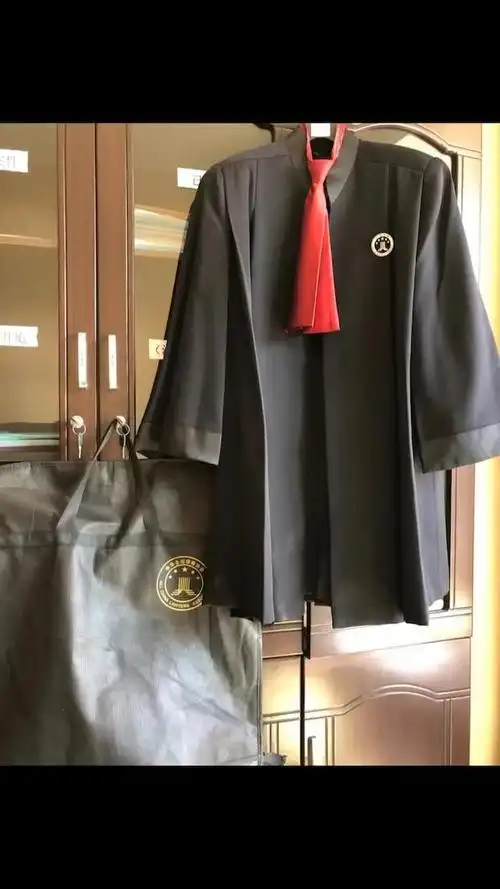 订了半年多的律师袍终于到了,一种使命感油然而生,为绝对的公平正义而