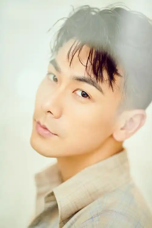 戴向宇柔光写真曝光眼眸清澈气质儒雅