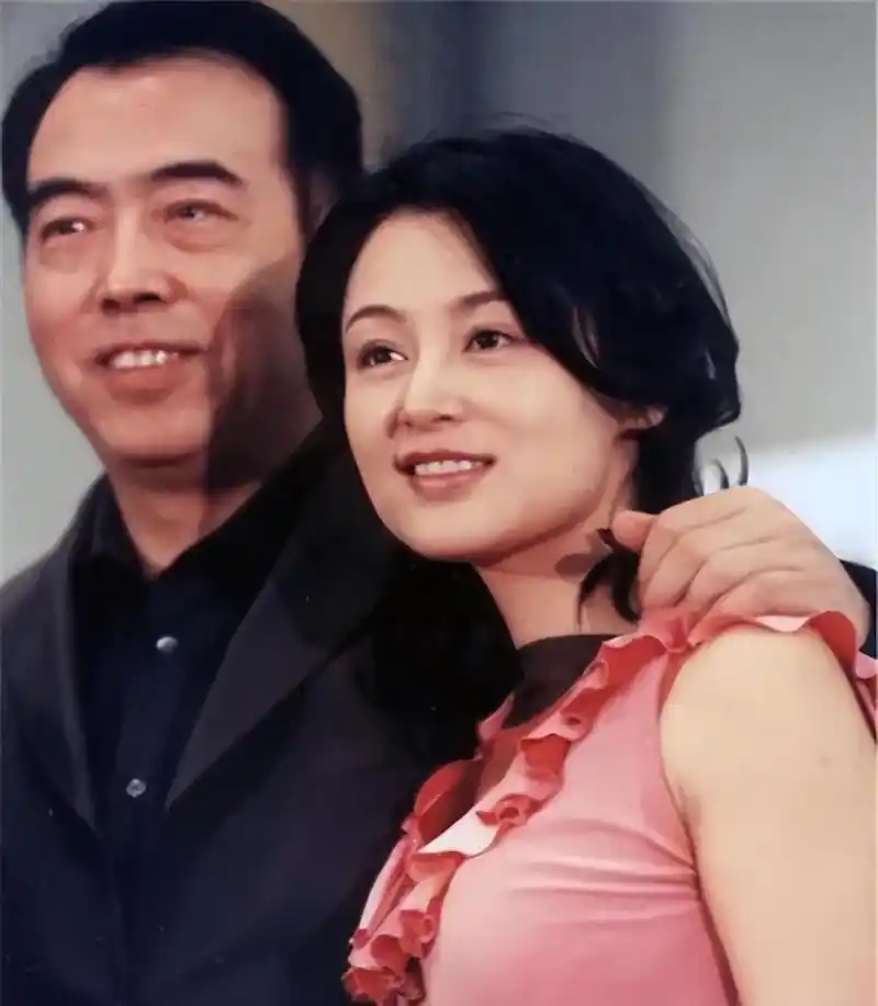 张瑜前夫张建亚:支持妻子去美国却"被"离婚,再婚娶普通人获幸福