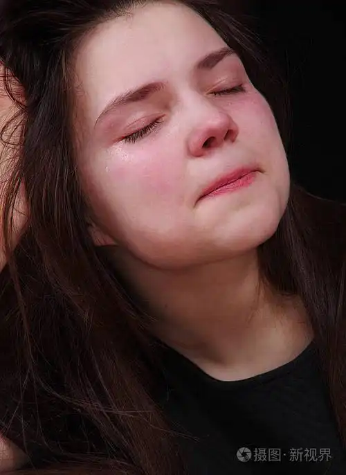 伤心哭泣的女孩