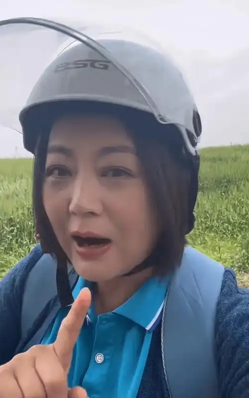 53岁王茜华到农村拍戏,同剧组年轻演员不认识麦子,把她气坏了