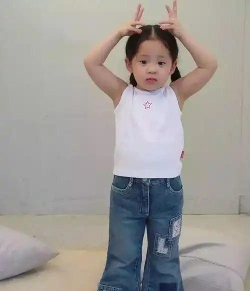 国民闺女"关晓彤,小时候的脸圆圆的,一双眼睛笑成月牙湾,很是可爱大气