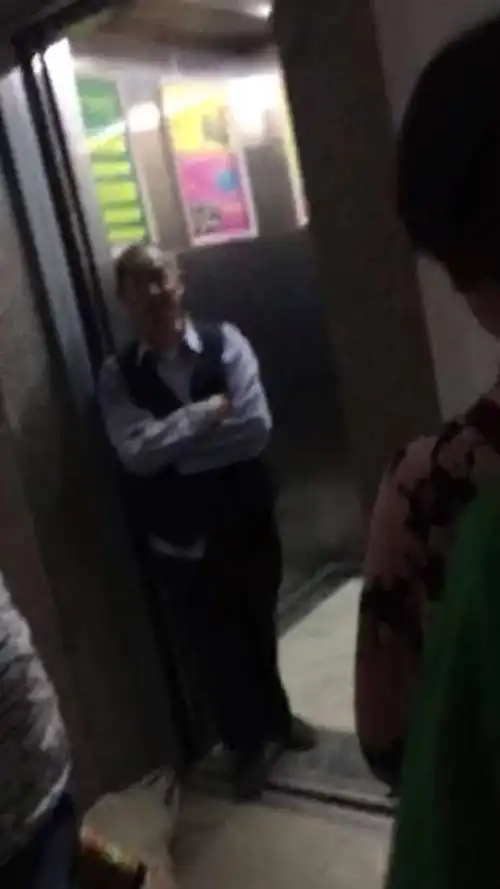 网友爆料|武胜凯旋城小区一老人堵电梯口,怎么回事!