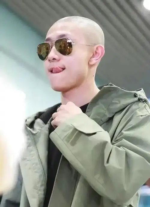 观众视野的张一山,一身跃进当红小生的行列里,成为众多少女的新晋老公