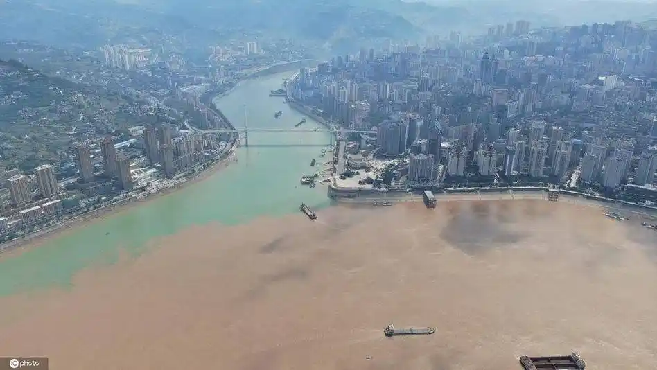重庆两江交汇现"泾渭分明"景观一清一浑变"鸳鸯锅"