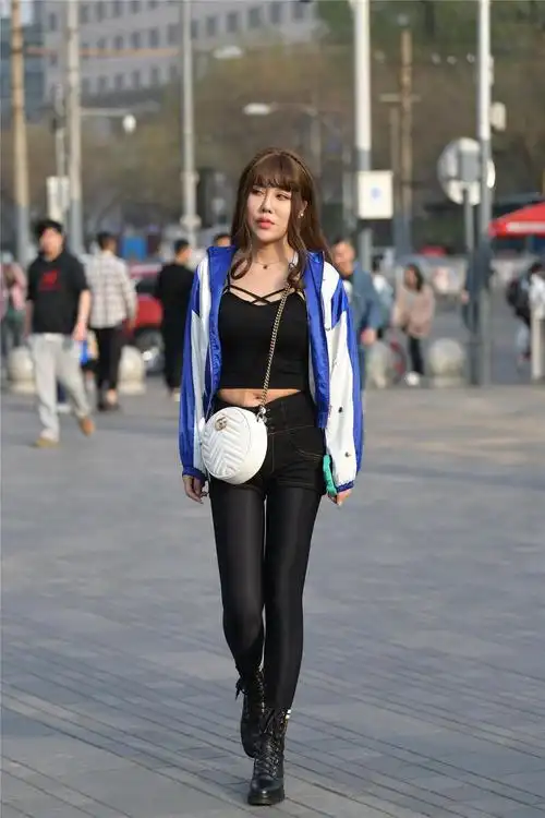 紧身裤搭配黑色紧身裤微胖身材衬托曲线美马丁靴显得有小女生