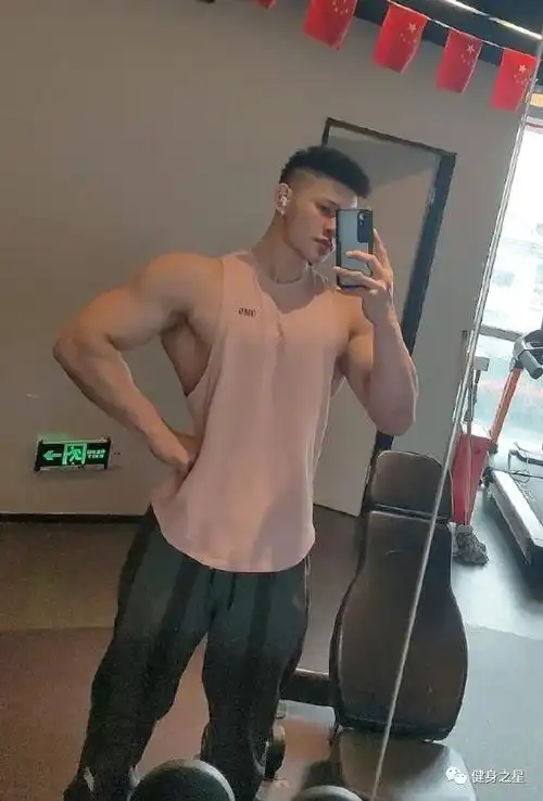 肌肉小哥浴缸写真走红,劲爆身材太可了