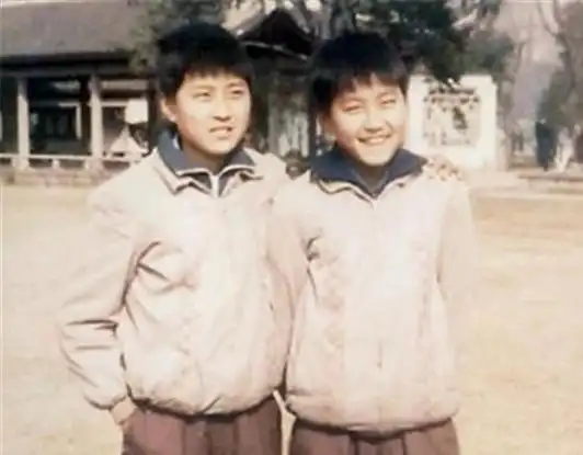 这对兄弟从父母那里继承了出色的基因,他们从小的身高就超过了同龄的