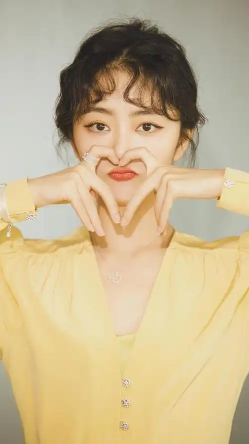 谭松韵优雅浪漫写真