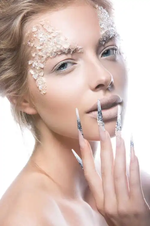 和贴满水钻的嘴唇创意彩妆素材-高清图片-摄影照片-寻图免费打包下载