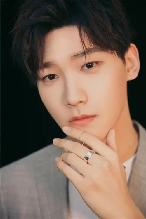 邢昭林亮相大连某活动灰色西装雅致从容