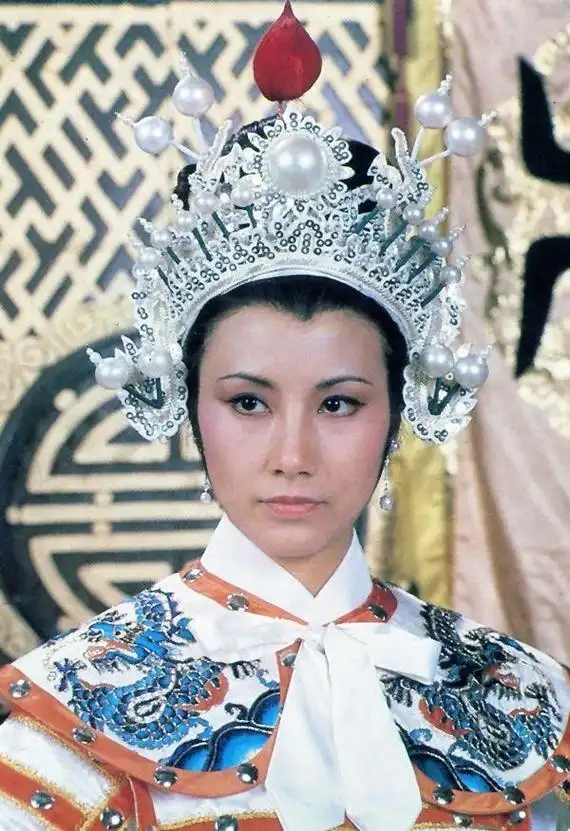 汪明荃,都说她不如赵雅芝漂亮,那是你没见过她年轻时候