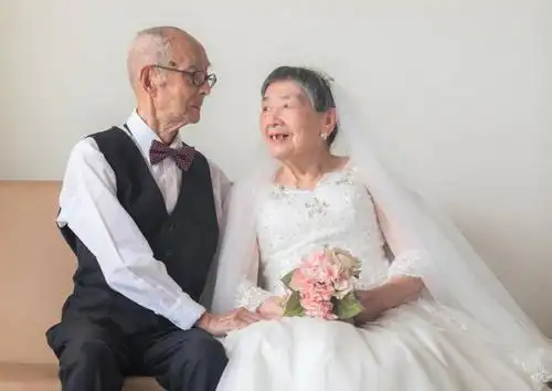 "她需要我,我就留下来陪她"——9旬老人跨世纪的爱情|婆婆|老人|跨世