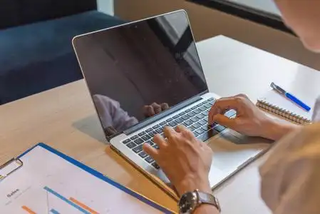 工作场所和打字笔记本电脑图片