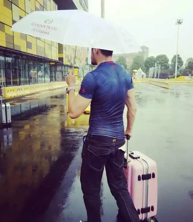 大叔拉着行李箱的背影