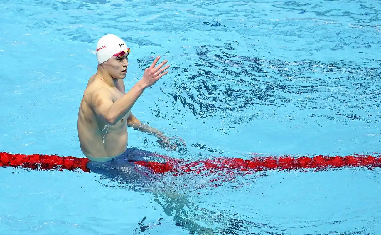 游泳男子400米自由泳孙杨夺冠