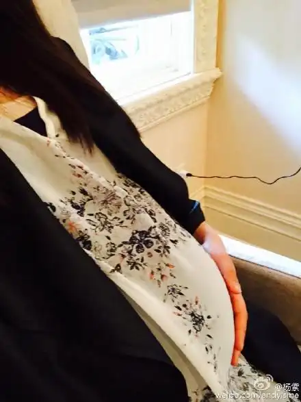 杨紫晒怀孕搞怪照自侃大肚汉卖萌