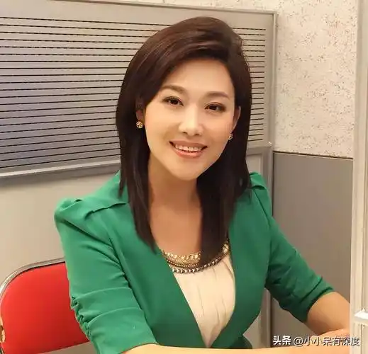 央视主持人郑丽近照,她长相出色,端庄秀丽,有一流的播音功底!