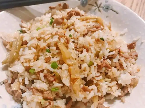 shasha芋头做的榨菜肉丝炒饭