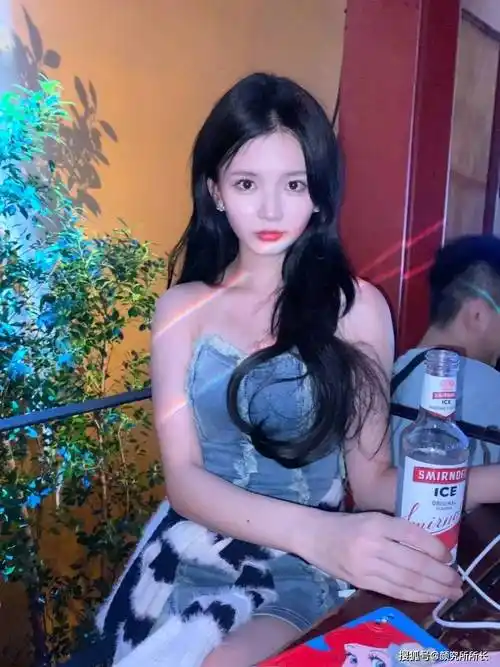 22岁35c极品尤物约会时尚穿搭:牛仔连衣裙 休闲与活力的完美搭配_气质